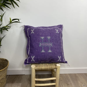 cojín seda de cactus morado artesanía