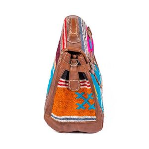 Maleta marroquí de cuero con kilim multicolor