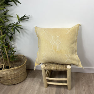 cojín seda de cactus amarillo escena