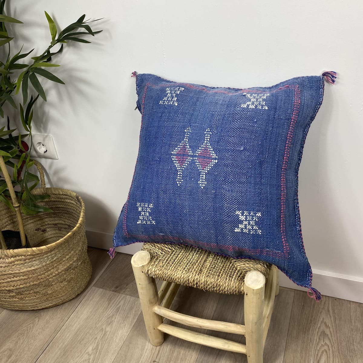 cojín seda cactus azul escena