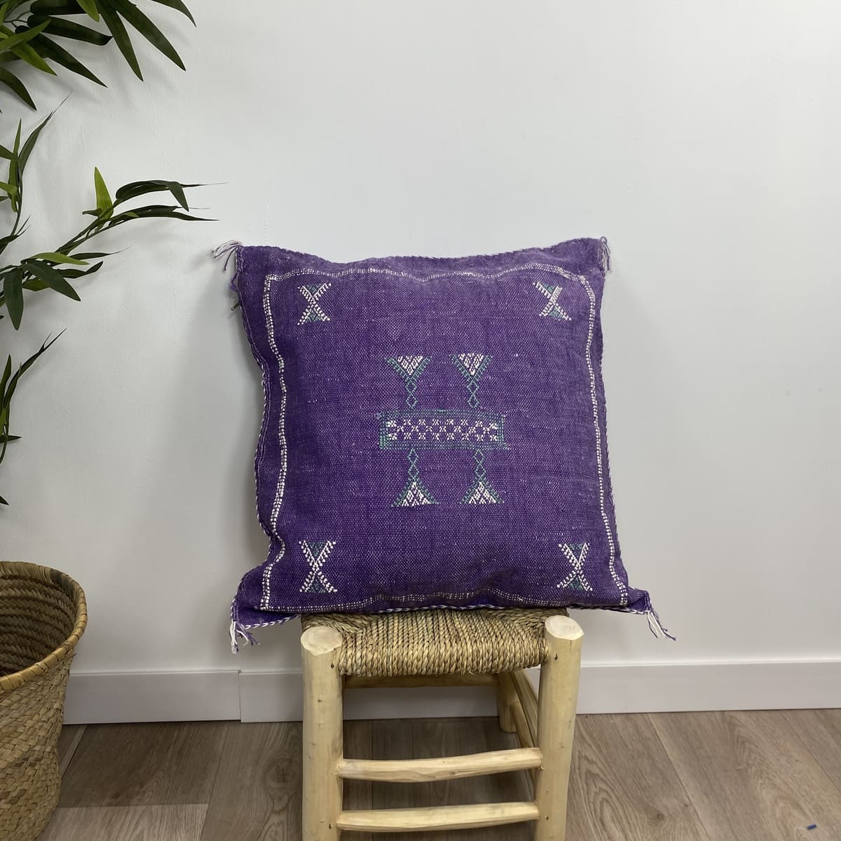 cojín seda de cactus morado artesanía