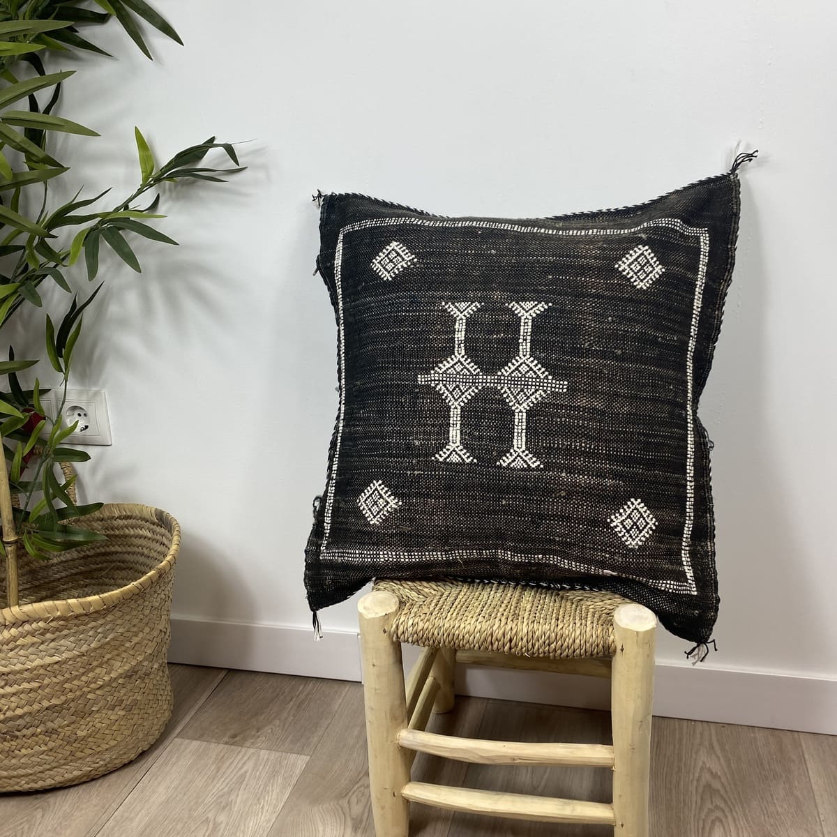 cojín seda de cactus negro escena