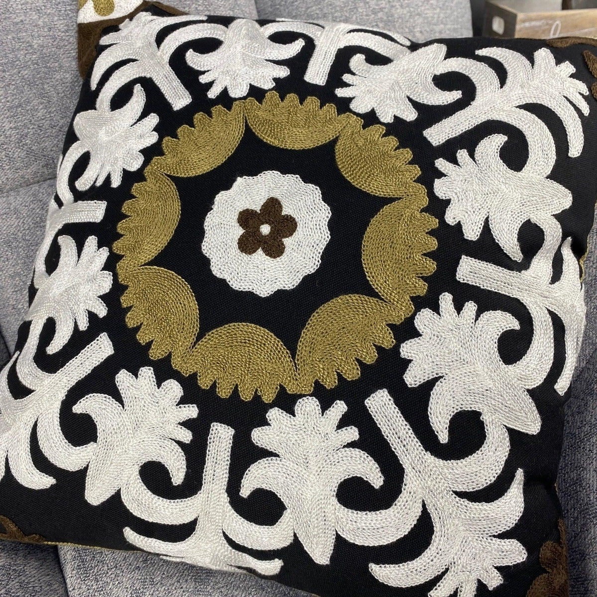 Funda de cojín árabe floral blanco y negro MK12