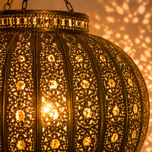 lámpara marroquí de techo esfera dorada detalle