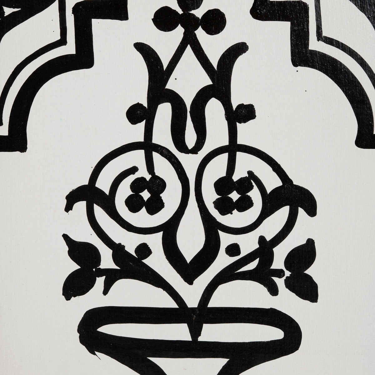 Mesita de noche árabe blanca y negra pintada a mano